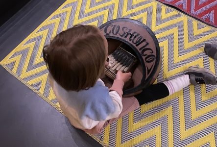 MEG AHO Photo d'un enfant jouant de la sanza dans l'exposition Afrosonica-Paysages sonores au MEG
