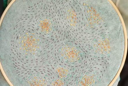Stéphanie Toro, à partir du projet de broderie inspiré du tableau "Ciel étoilé" de Van Gogh (avril 2025) Un cercle de broderie au dessin plein de petits traits qui tournent pour former des cercles et des remous (les étoiles de Van Gogh)