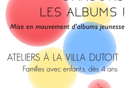 DR Des tâches de couleurs avec le nom de l'atelier Dansons les albums et le public concerné, familles avec enfants dès 4 ans