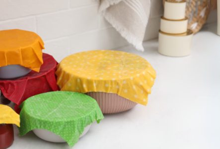 Canva Emballages réutilisables Bee's Wrap sur contenants dans une cuisine