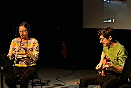 Grand écart par l'Ensemble Contrechamps Photo des deux musiciens de l'Ensemble Contrechamps en train de jouer eu hautbois et de la guitare électrique