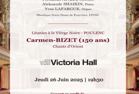 DR Une photo de l’ensemble chantant en groupe, sur un fond blanc et de la salle du Victoria Hall