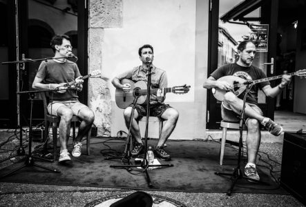 DR Trois musiciens avec des instruments comme guitare et bouzouki