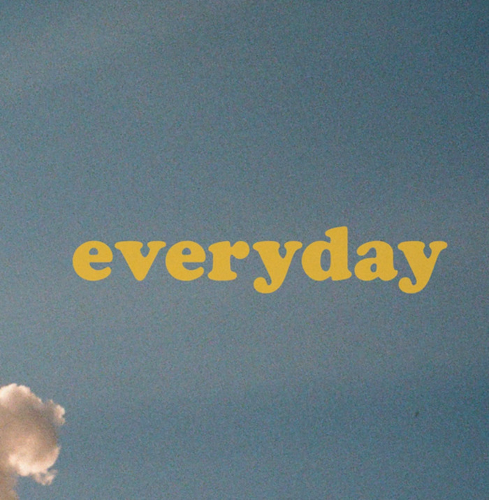 le nom Everyday en jaune imprimé sur un fond de ciel bleu