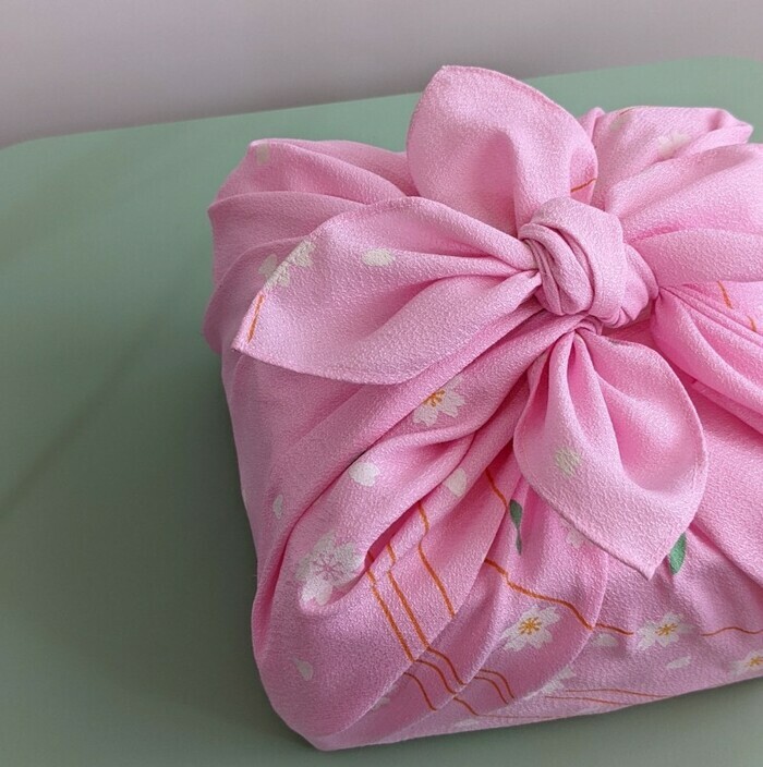 Cadeau emballé avec du tissu, furoshiki