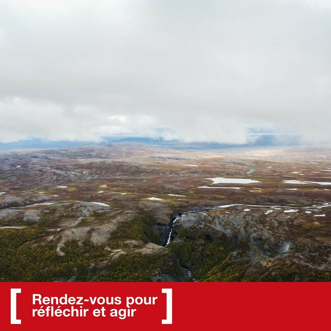 Photo du haut plateau du Finnmarksvidda, dans l'Arctique norvégien, où a lieu le marquage annuel des rennes en vue de la migration hivernale. C'est aussi là que se précipitent les projets de transition énergétique.