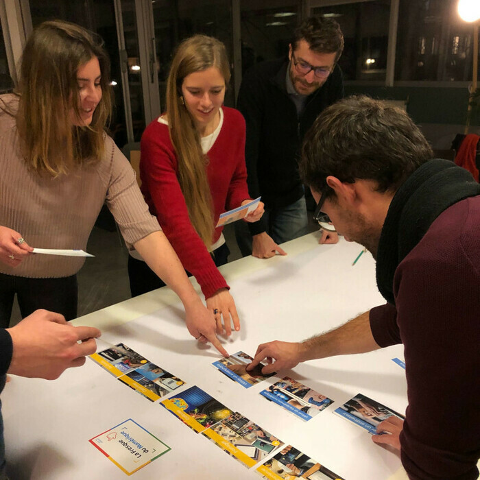 Des personnes qui participent à un atelier Fresque du Numérique