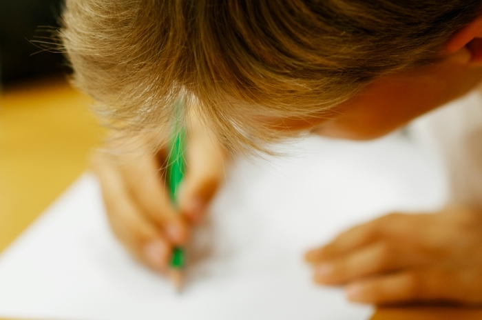 enfant qui dessine