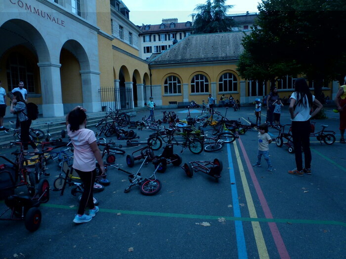 Plusieurs vélos différents dans le préau de l'école de Saint-Jean