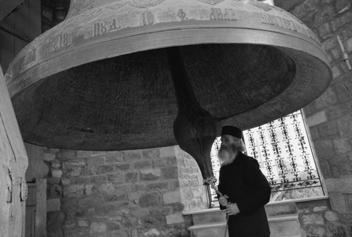 Moine du Mont Athos faisant sonner une cloche d'un monastère