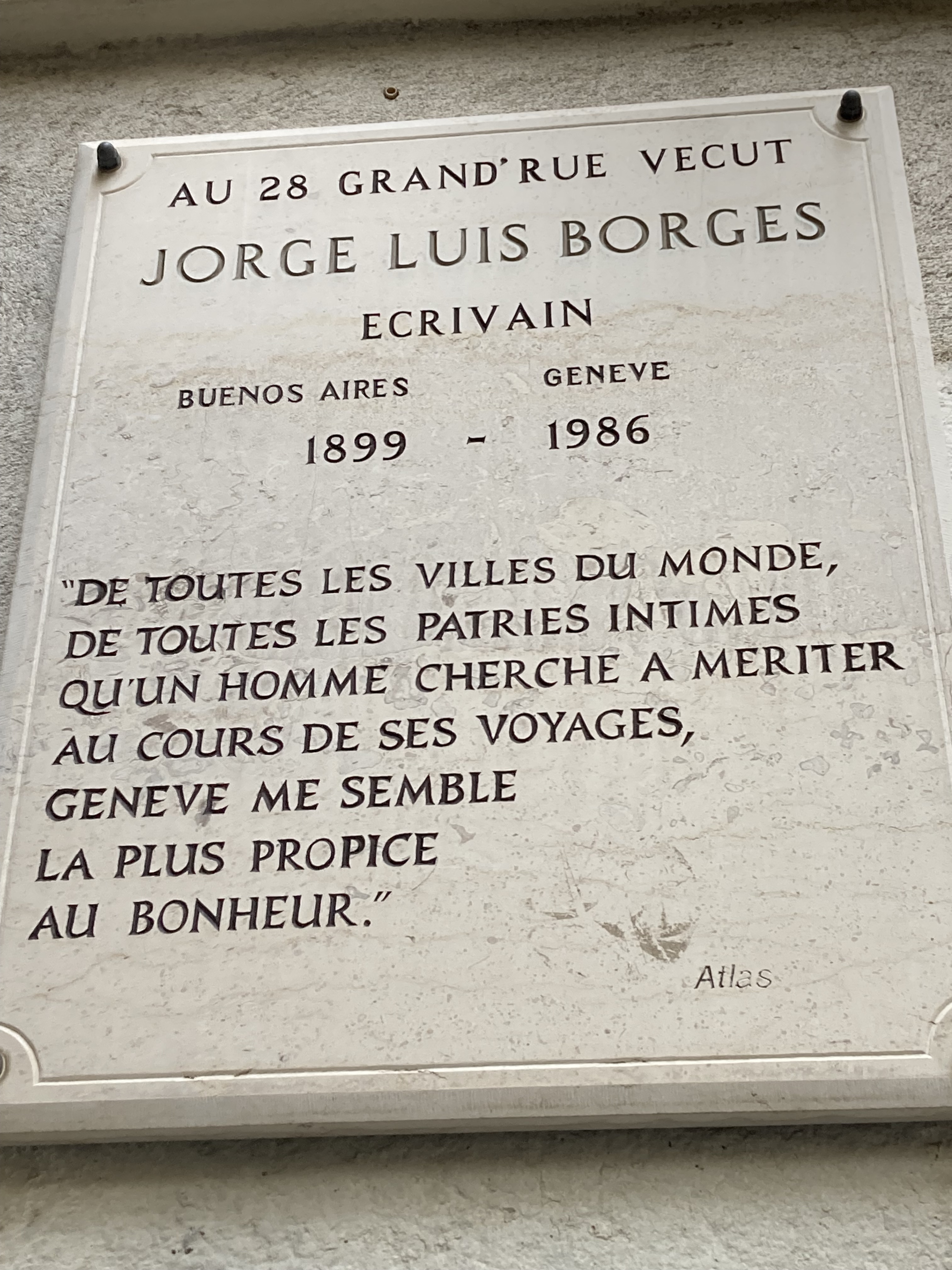 Plauqe affichée sur un immeuble indiquant ceci: "au 28 Grand-rue vécut Jorge Luis Borges, écrivain, Buenos Aires 1899 - Genève 1986. De toutes les villes du monde, de toutes les patries intimes qu'un homme cherche à mériter au cours de ses voyages, Genève me semble être la plus propice au bonheur".