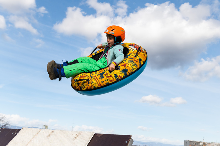 Tremplin et une bouée en plein saut