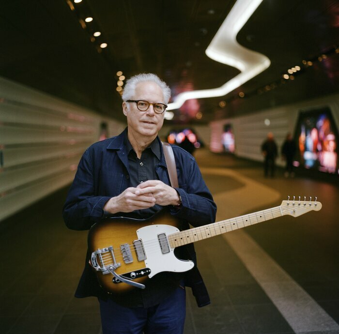 Un homme avec une guitare