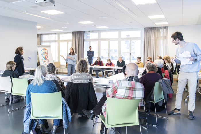 Deux infirmières donnent une conférence à des personnes âgées