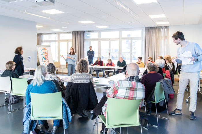 Table de plusieurs personne durant un formation