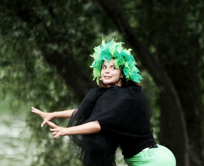 Une femme avec une perruque vert claire