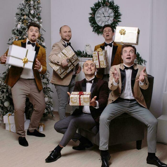 Le sextuor a capella ukrainien ManSound pose avec des cadeaux de Noël et une ambiance de saison de fêtes de fin d'année