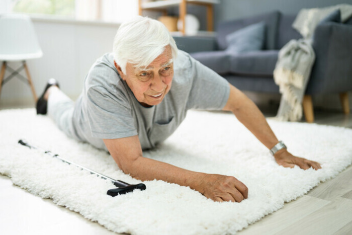 Personne senior couché sur le sol