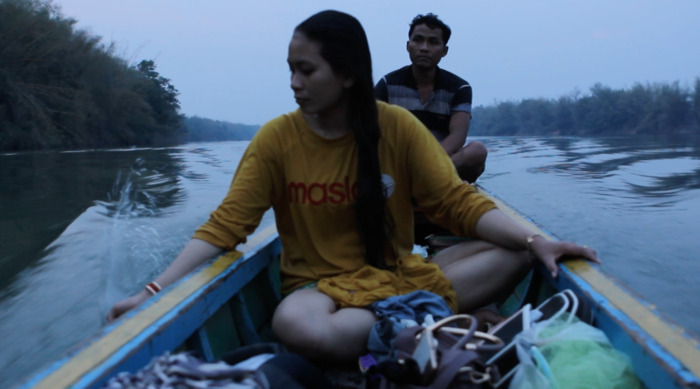 Image du film avec deux personnes sur une barque sur un cours d'eau