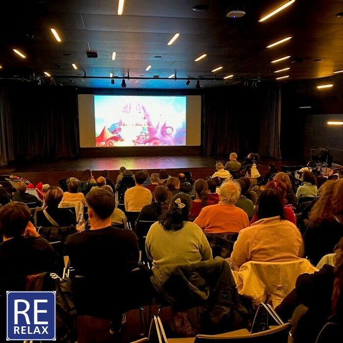 Publics devant un film dans une salle du MEG