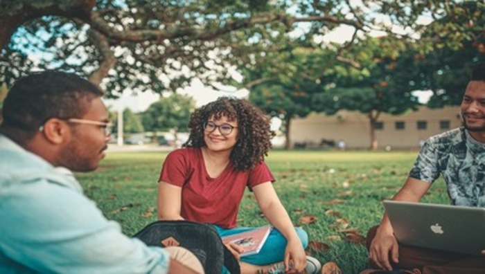 3 ados qui parlent de leur derniere lecture avec plaisir et le sourire