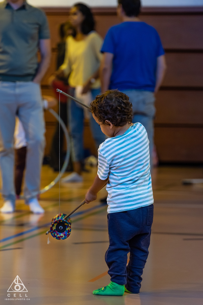 Un enfant de 3 ans qui s'initie au diabolo