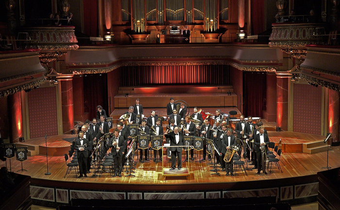 orchestre sur la scène du Victoria Hall