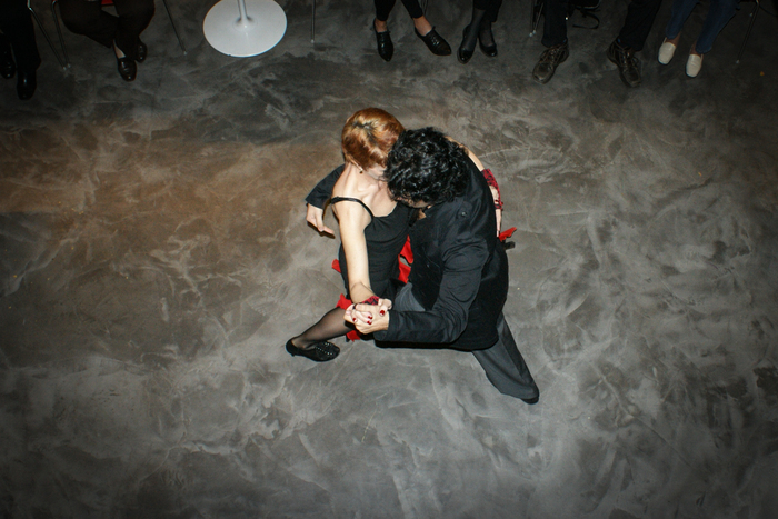 Deux danseurs de tango photographiés depuis le haut