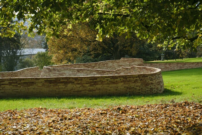 Deux murs sillonnent le parc de l'Ariana