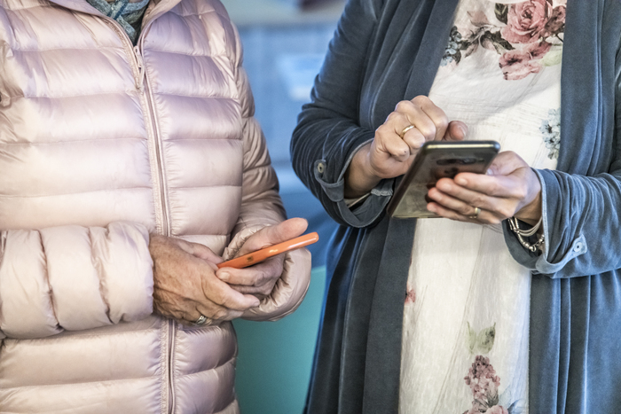 Deux personnes qui utilisent leurs téléphones