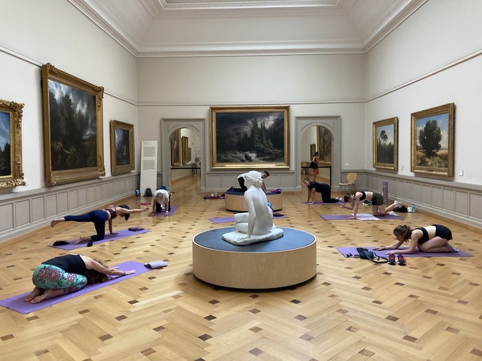 Groupe de femmes faisant du sport dans une salle du musée