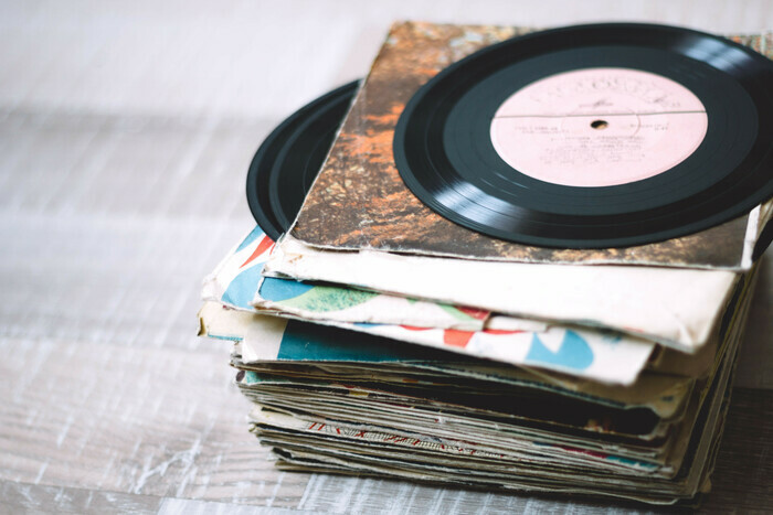 Une pile de vinyles