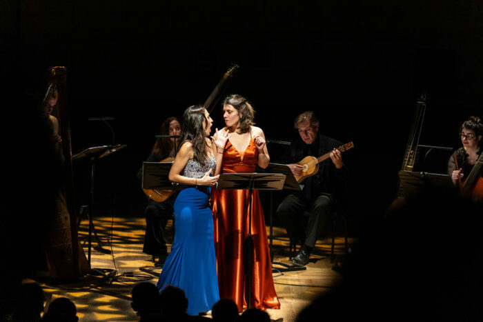 Deux chanteuses en plein concert