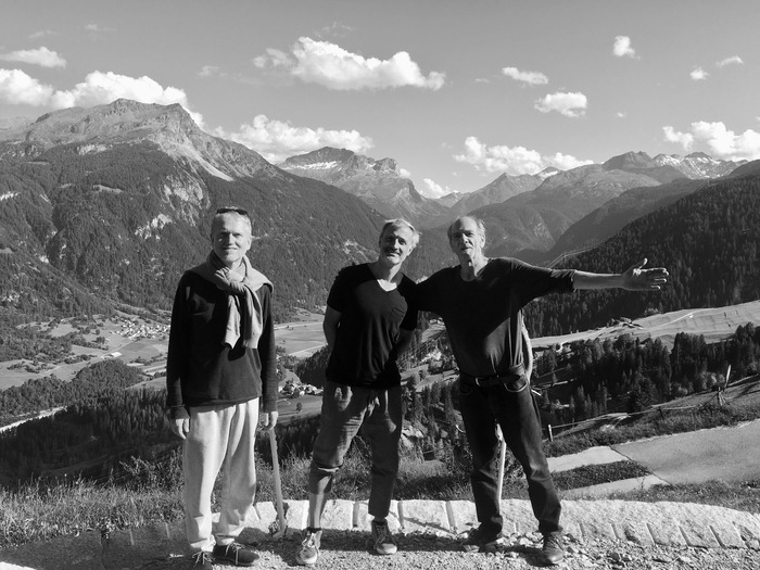 Trois personnes en montagne