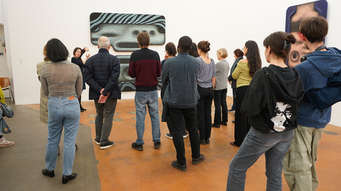 Visiteurs en train de suivre une visite commentée au MAMCO, dans l'exposition Tishan Hsu