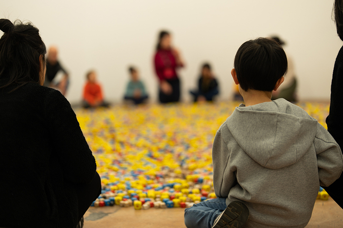 Enfants et parents en visite au MAMCO