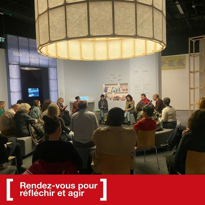 Discussion au salon de l'exposition au MEG: Mémoires. Genève dans le monde colonial. Des personnes sont assises et discutent.