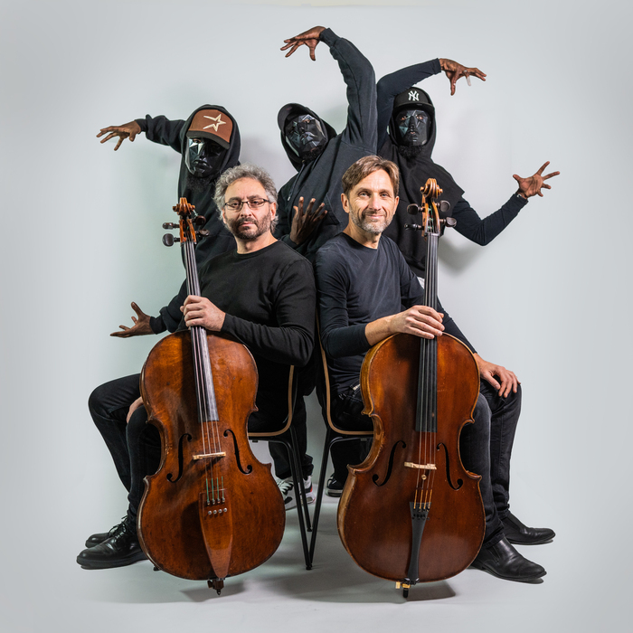 Deux violoncellistes et trois danseurs