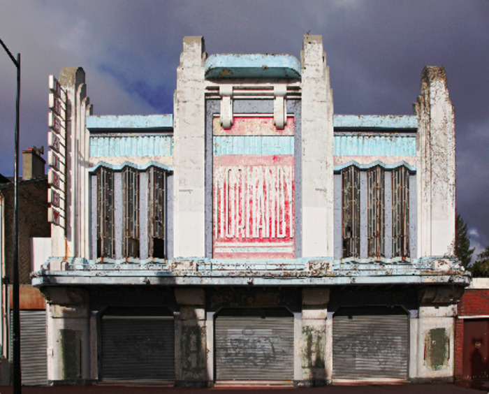 Photo de l'ancienne salle de cinéma Normandy, au Havre, en France qui a été entretemps restaurée