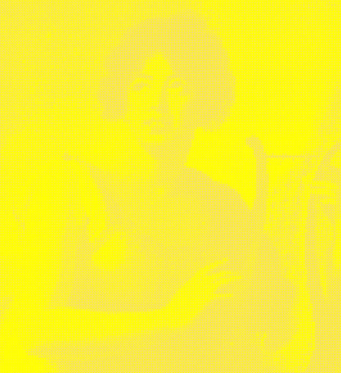 Portrait de femme sur fond jaune