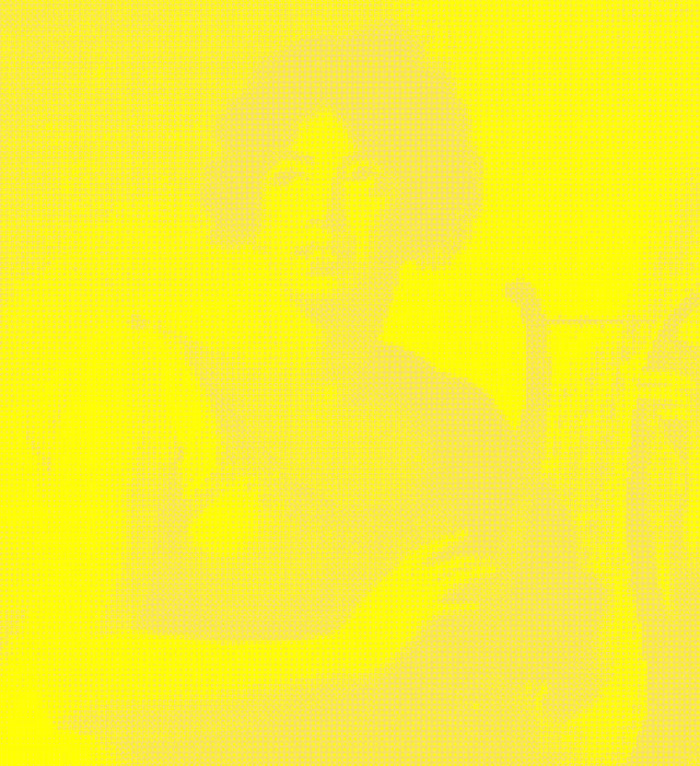 Portrait de femme sur fond jaune