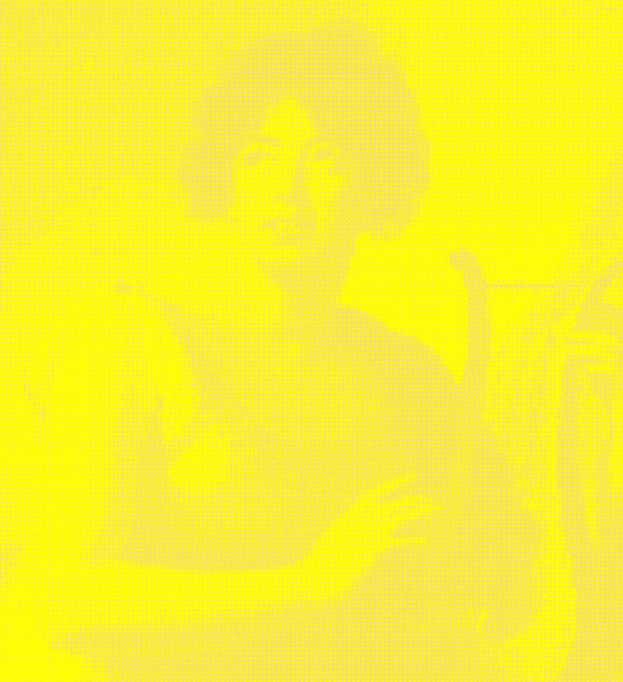 Portrait de femme sur fond jaune