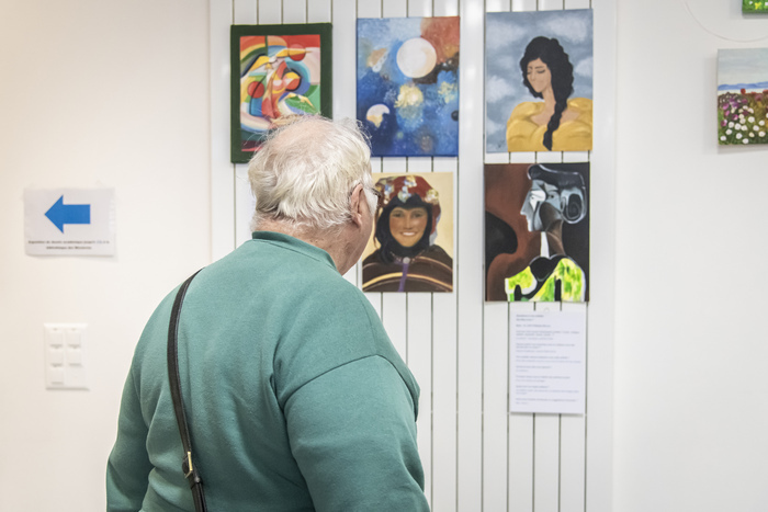 Photo d'un senior qui visite une exposition