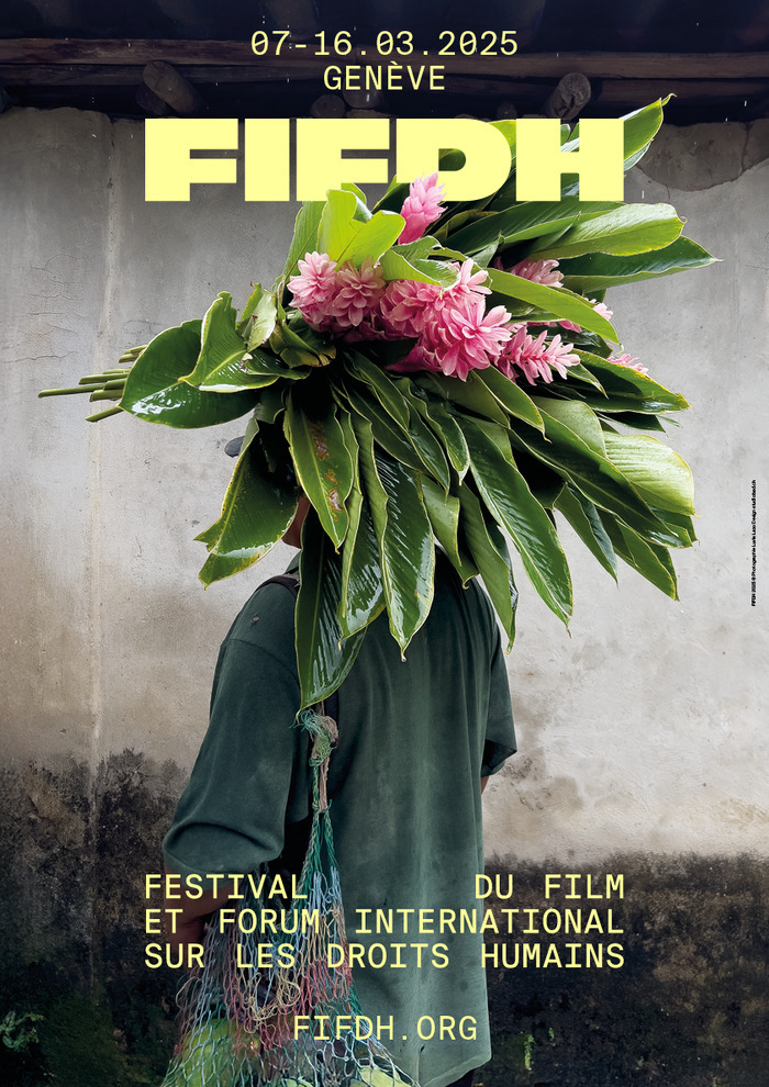 Affiche du FIFDH 2025 : une personne portant un grand bouquet de feuilles et de fleurs roses sur la tête, avec le titre du festival et les dates (7-16 mars) affichés en jaune.