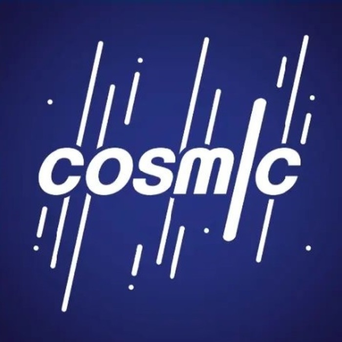 logo blanc sur fond bleu avec le mot cosmos