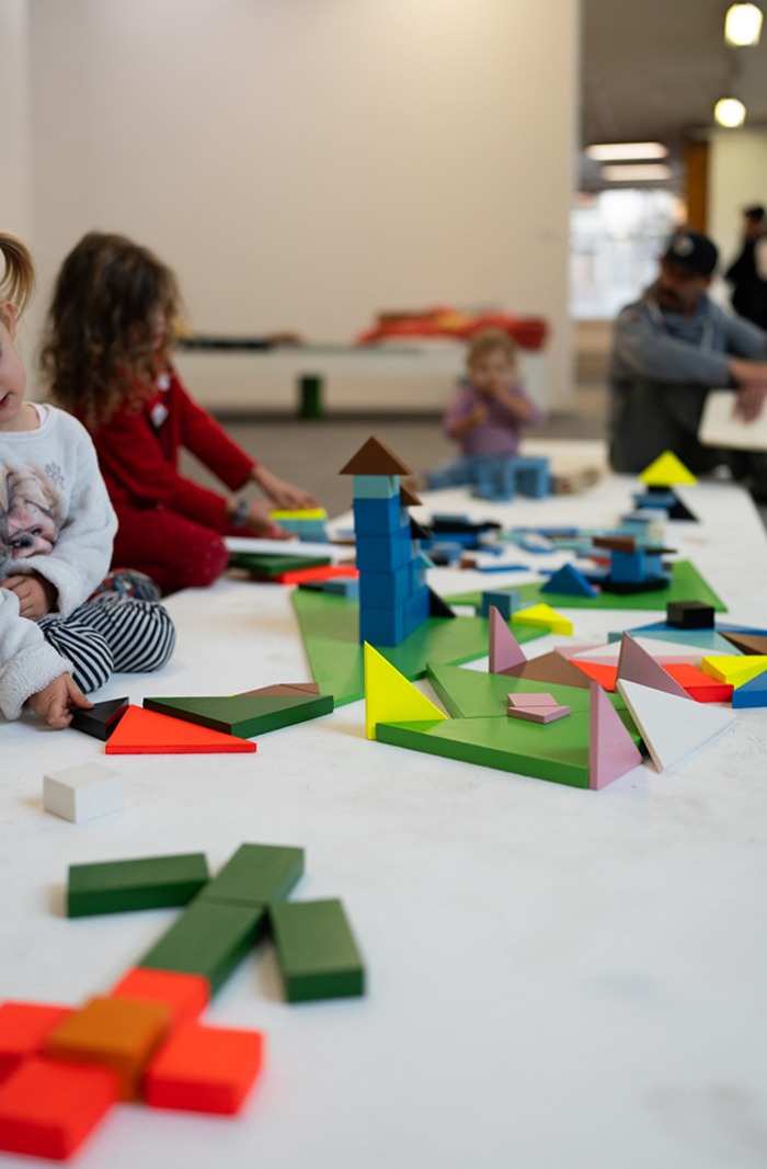 Enfants en train de jouer avec l’œuvre de Vidya Gastaldon, espace Playground