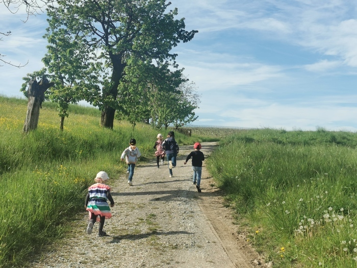 Enfants courant dans les champs