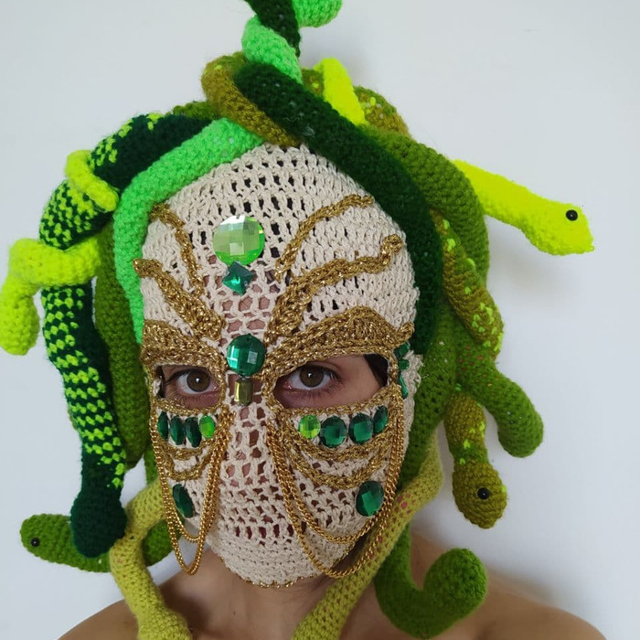 L'artiste textile Señora Serpiente porte un masque appelé "la méduse" avec des serpents réalisés en crochet.