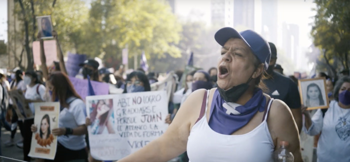 Une femme, Norma, crie dans une manifestation contre les féminicides.