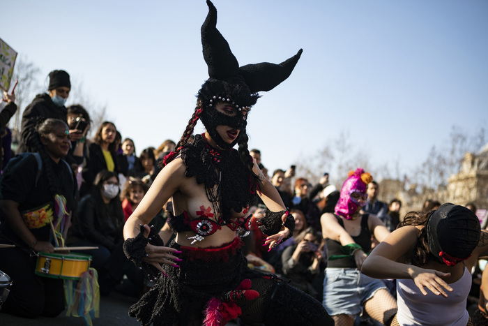 L'artiste Señora Serpiente portant un de ses costumes textile avec de grandes cornes noires dans une manifestation.